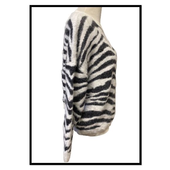 Time & Tru  XXL/2XG Zebra Print Fuzzy Pullover Sweater (20) - Picture 4 of 9